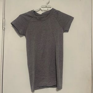 Lululemon tshirt